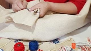 Vezenje po štetih nitih. Foto: S. Sajovic, 2022 