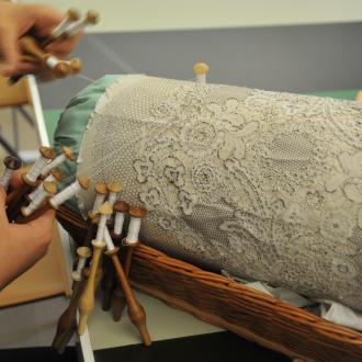 Klekljanje čipk v Sloveniji. Foto: A. Jerin, 2015 