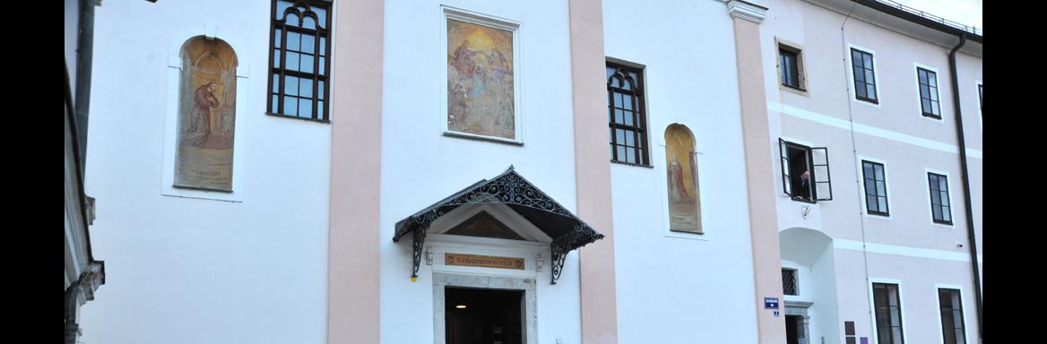 Blagoslov ognja pred cerkvijo sv. Jakoba v Kamniku. Foto: A. Jerin, 2022 