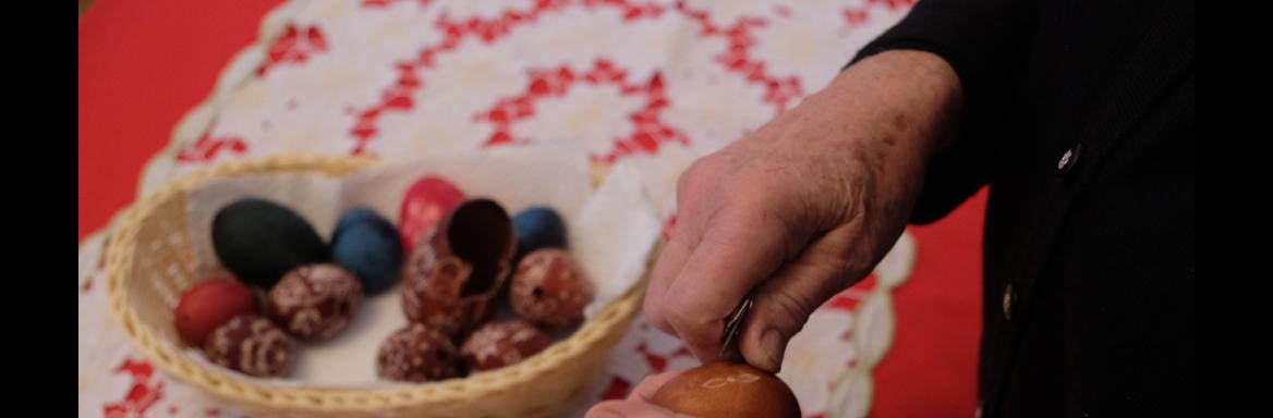 Izdelovanje suhorskih pirhov. Foto: A. Jerin, 2022 