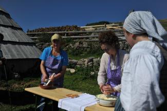 Izdelovanje trničev. Foto: A. Jerin, 2015