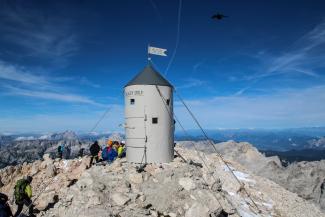 Planinstvo Triglav z Aljaževim stolpom, 2022, foto: Tomaž Šolar
