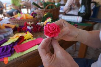 Izdelovanje papirnatih rož. Foto: A. Pukl, 2021 