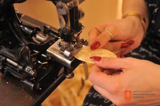 Začetek šivanja slamnika. Foto: A. Jerin, 2023