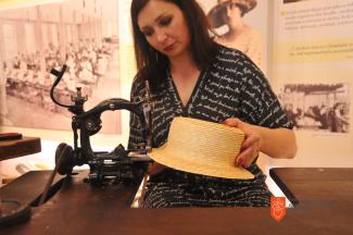 Ana Cajhen pri šivanju slamnika. Foto: A. Jerin, 2023