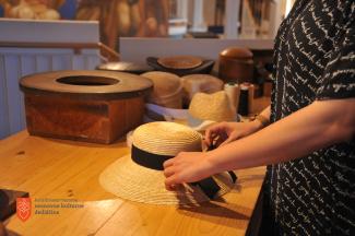 Dodajanje traku na slamnik. Foto: A. Jerin, 2023