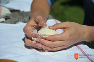 Oblikovanje skute v trnič. Foto: Anja Jerin, 2016. 