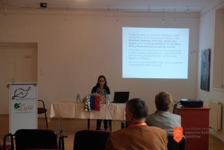 Adela Pukl med prispevkom o vleki ploha v Sloveniji. Foto: A. Jerin, 2022 