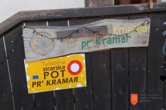 Označevalna tabla kmetije Pr' Kramar. Foto: M. Špiček, 2019 