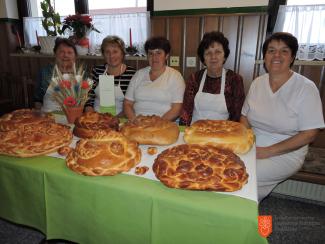 Skupina gospodinj iz Ivančne Gorice. Foto: M. Starič, 2016. 