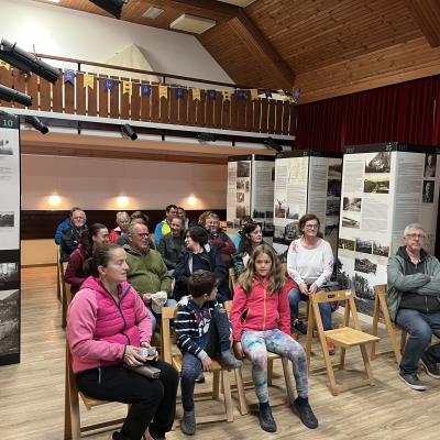 Gledalci v pričakovanju filmov, Stara Fužina, 2022 (foto Marko Viduka)