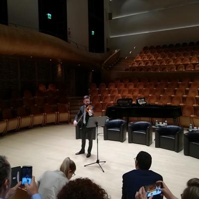 Edoardo Zosi igra na violino iz leta 1570, Muzej violin, Cremona. Foto: A. Pukl, 2019