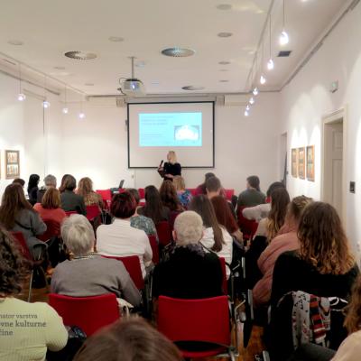 Nagovor direktorice Slovenskega etnografskega muzeja Natalije Polenec. Foto: N. Židov, 2023