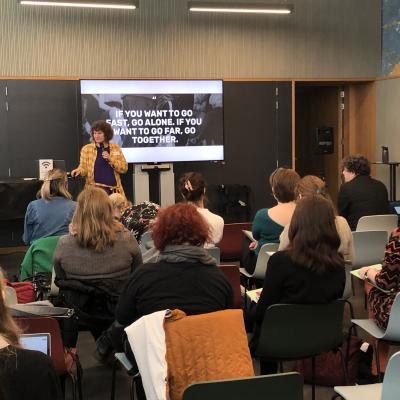 Jorijn Neyrinck med predavanjem, Mechelen, foto: A. Jerin, 2023