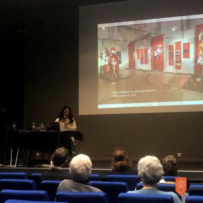 Adela Pukl med predstavitvijo prispevka Changes in Carnival Customs in Slovenia. Foto: A. Jerin, 2024 