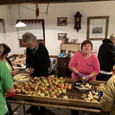 Sušenje sadja v vaški sušilnici v Gradežu. Foto: M. Starič, 2019